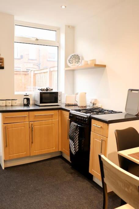 Charming 3 Bedroom Property Free Wifi & Parking Лидс Экстерьер фото