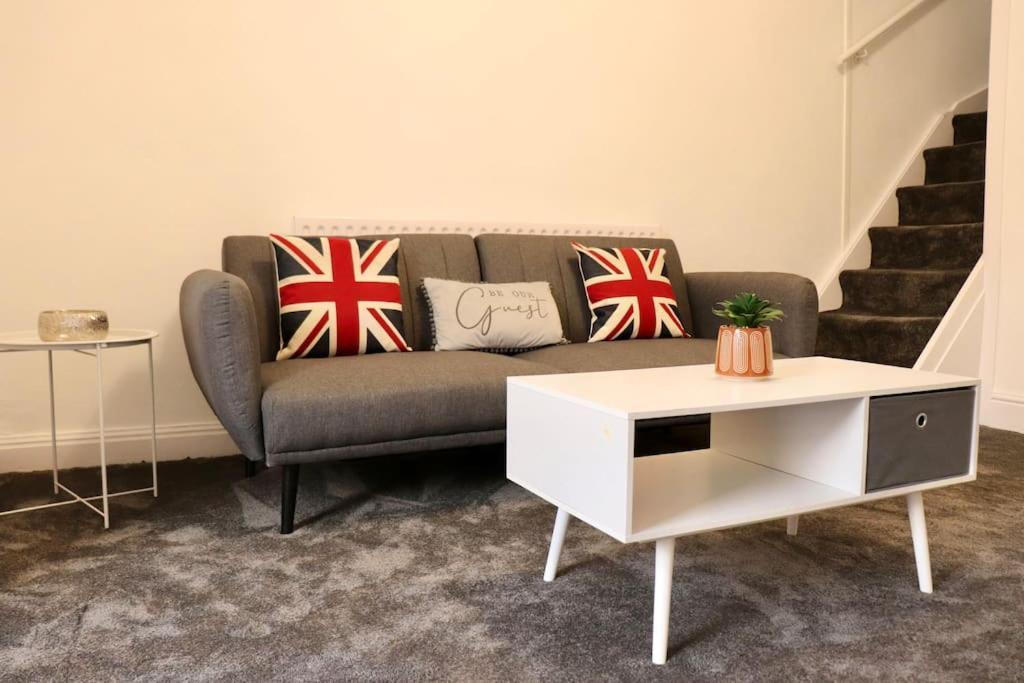 Charming 3 Bedroom Property Free Wifi & Parking Лидс Экстерьер фото