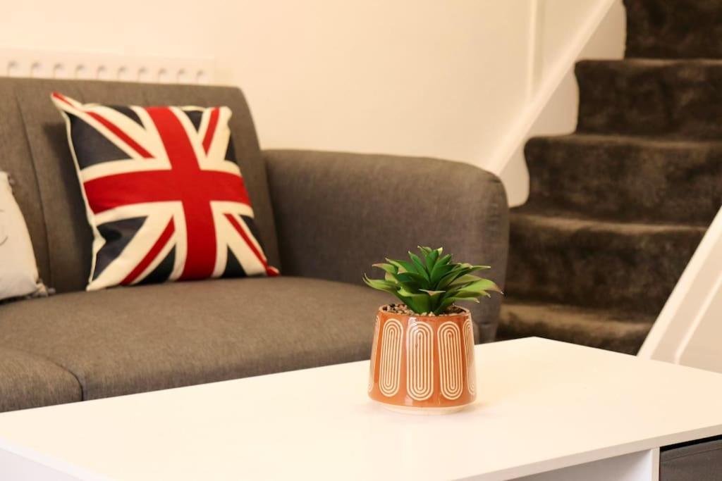 Charming 3 Bedroom Property Free Wifi & Parking Лидс Экстерьер фото