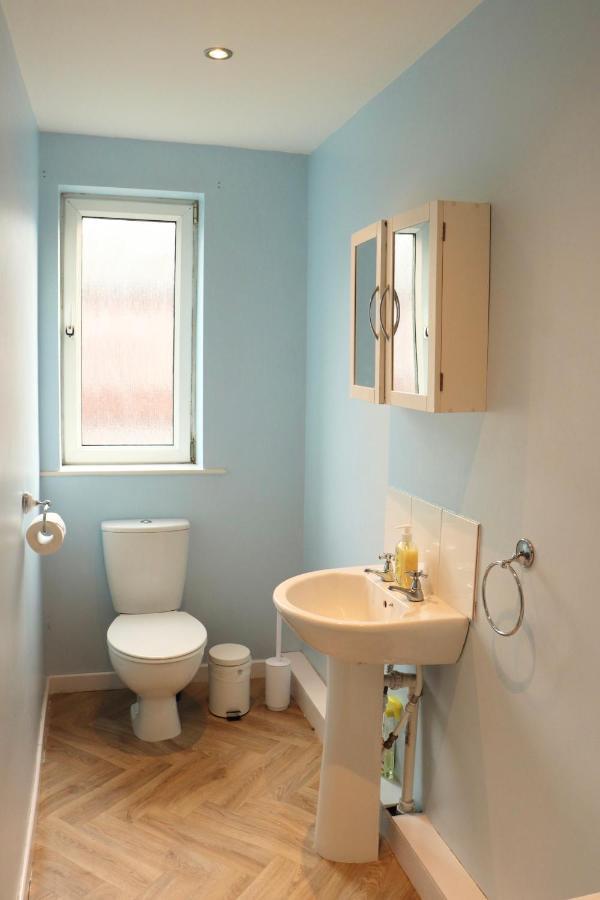 Charming 3 Bedroom Property Free Wifi & Parking Лидс Экстерьер фото